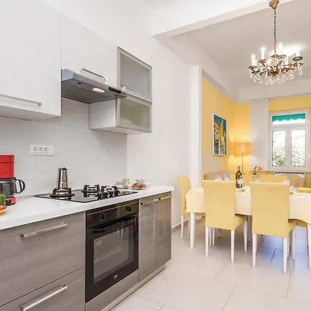 Appartement Amazing In With 3 Bedrooms&wifi Lovran