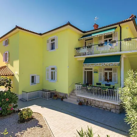 Appartement Amazing In With 3 Bedrooms&wifi Lovran