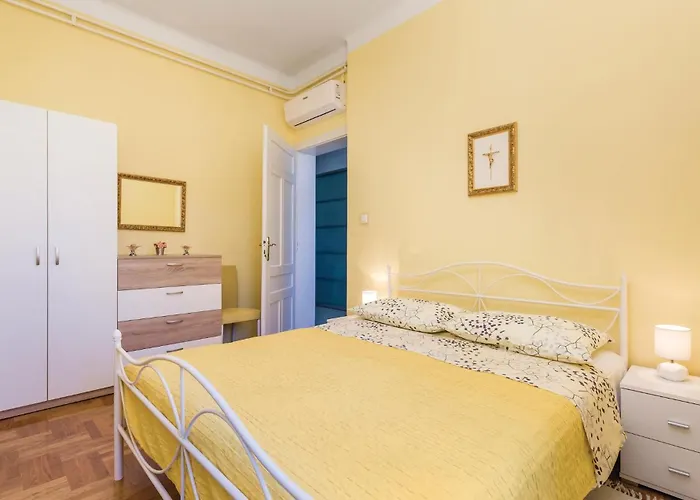 3 Bedroom Awesome In Apartment Lovran