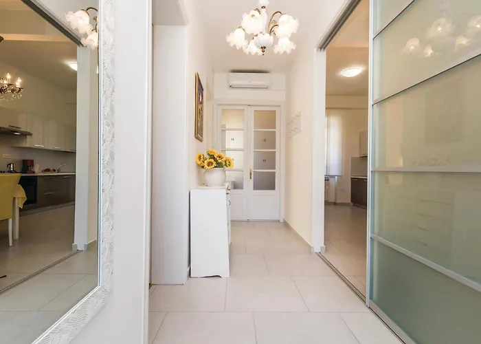 3 Bedroom Awesome In Apartment *