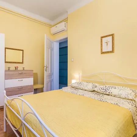 3 Bedroom Awesome In Lejlighed Lovran
