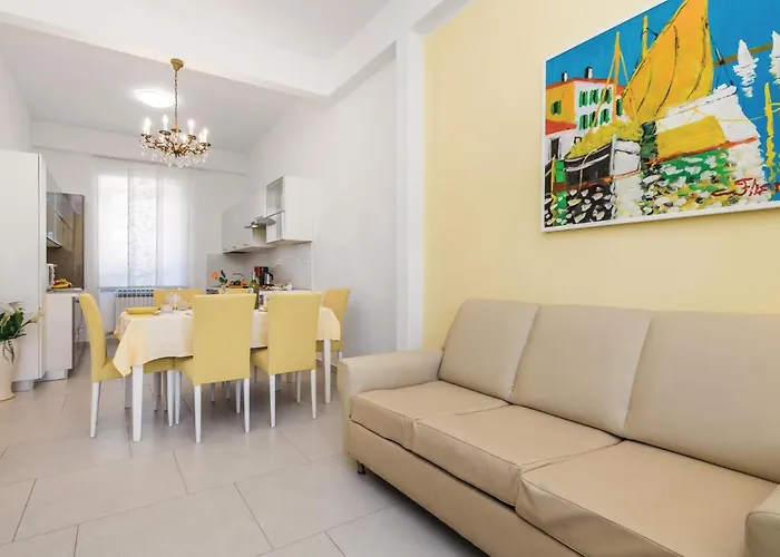 3 Bedroom Awesome In Appartamento *